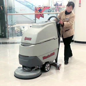 购物商场：购买手推洗地机清洁地面更省人工费