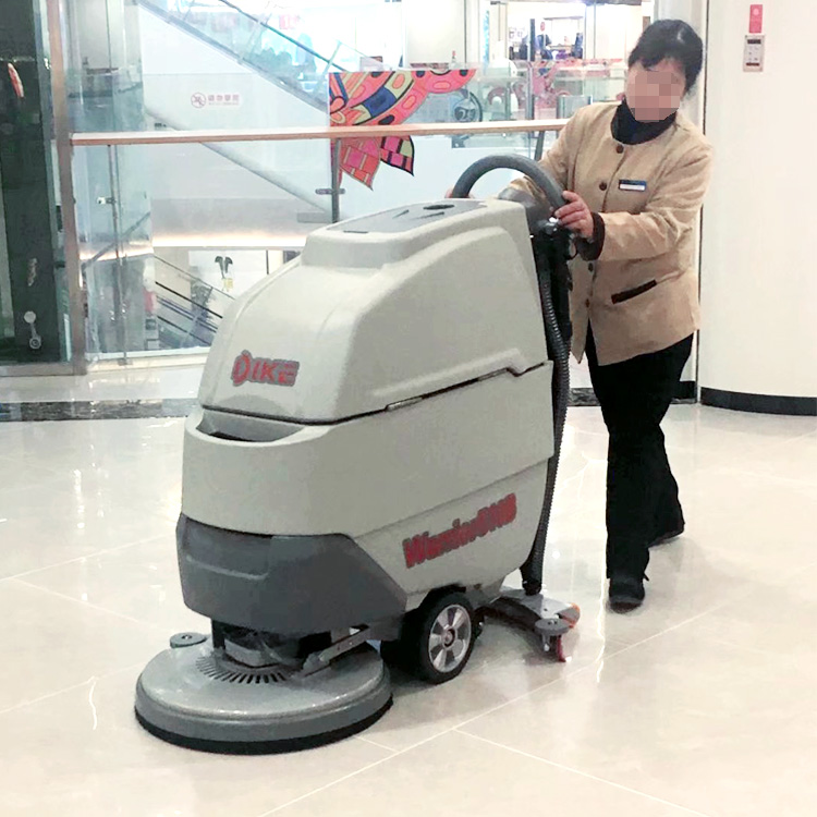 购物商场：购买手推洗地机清洁地面更省人工费